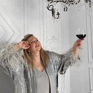 Пила из бокала и покупала