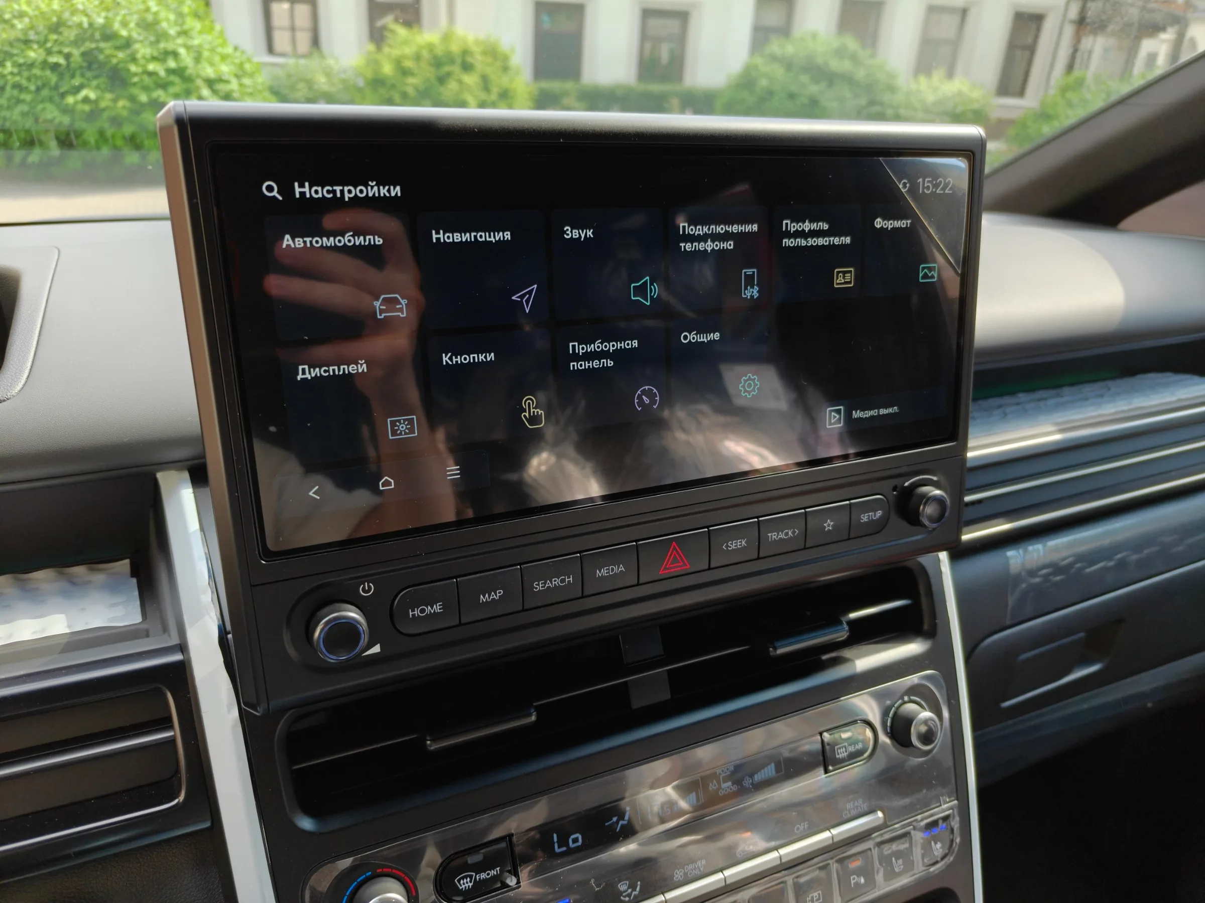 Экран штатной мультимедиа Hyundai Staria