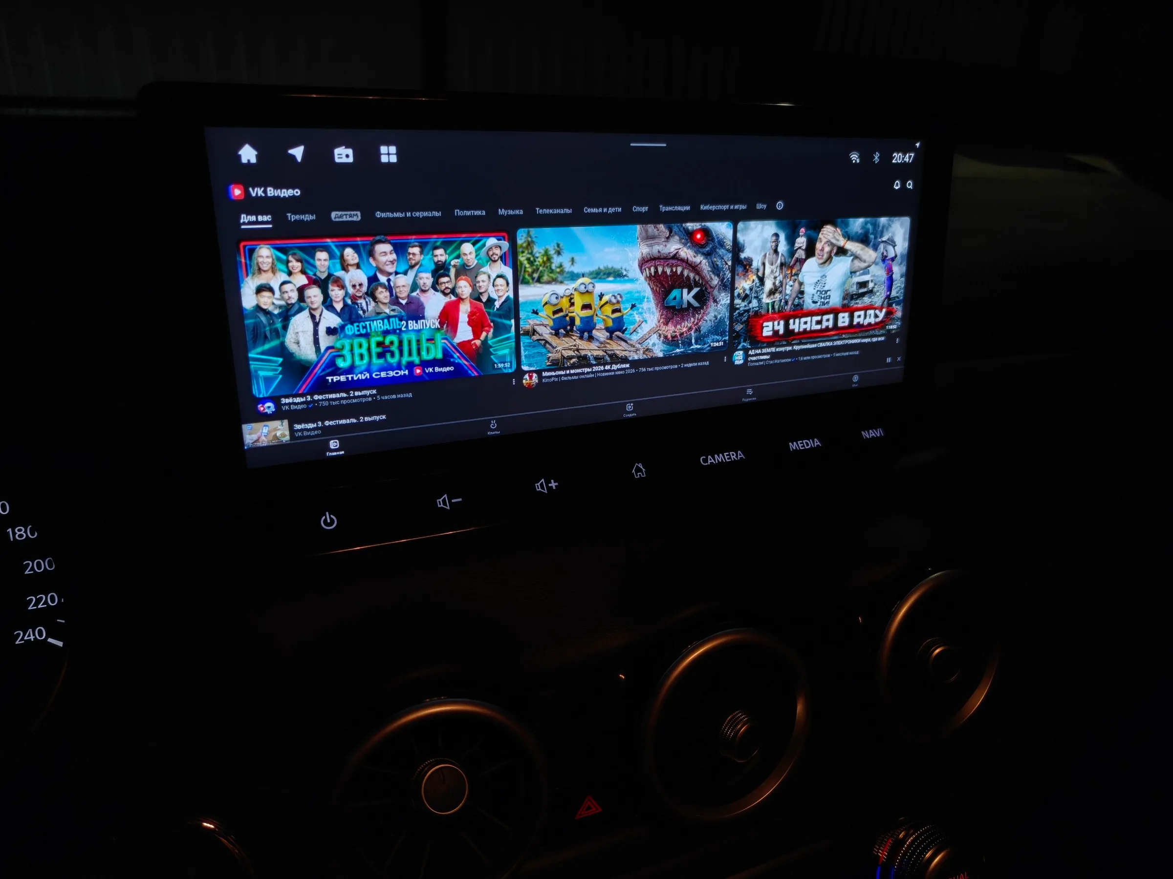 VK Видео на штатном экране Nissan Qashqai 2026 после программной адаптации
