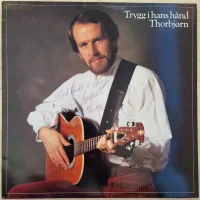 Trygg I Hans Hånd
