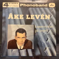 Konserterar På Orgel