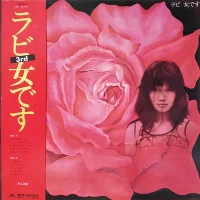 女です