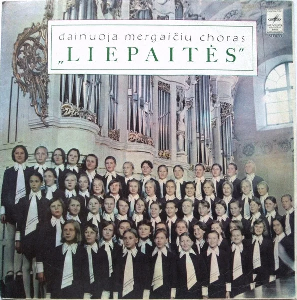 Dainuoja Mergaičių Choras „Liepaitės“