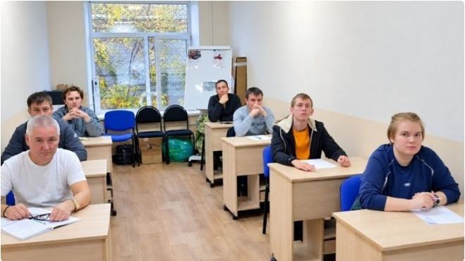 Слушатели программы «Электрогазосварщик» в учебном классе Академии tpe