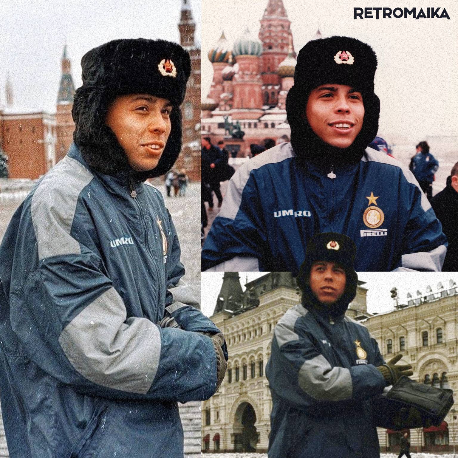 ❄️Зубастик мерзнет на фоне красной площади