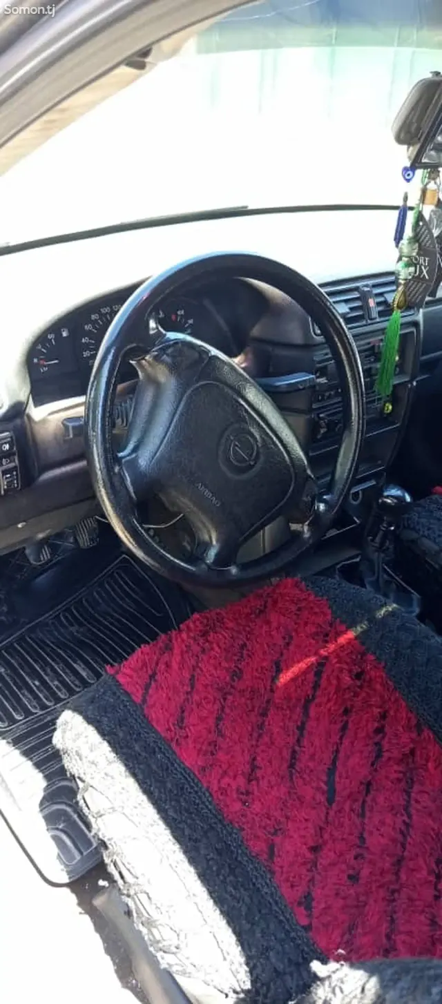 Opel Vectra A 1994 · 1.6 MT