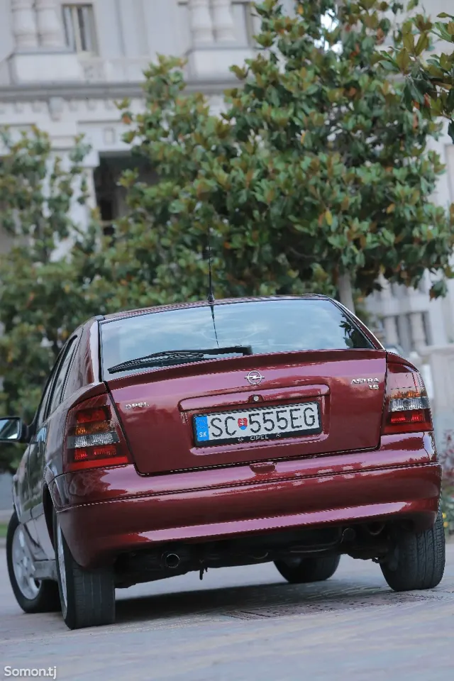 Opel Astra G 1998 · 1.6 MT