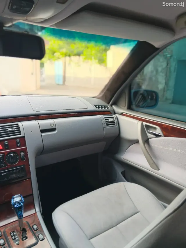 Mercedes-Benz E class 2001 · 3.2 AT
