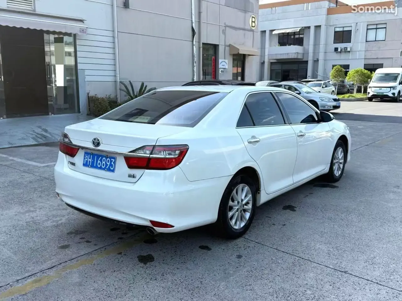 Toyota Camry 2016 · AT