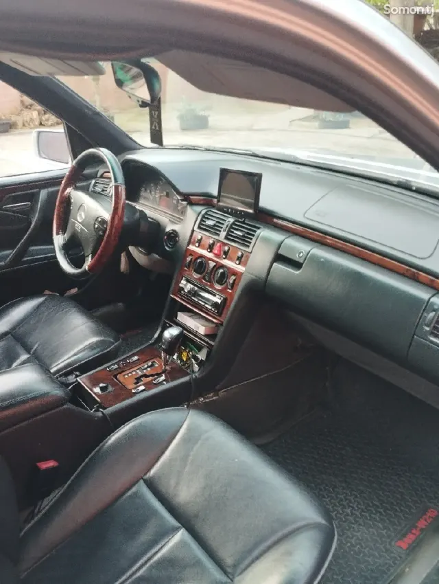 Mercedes-Benz E class 1995 · 2.3 AT