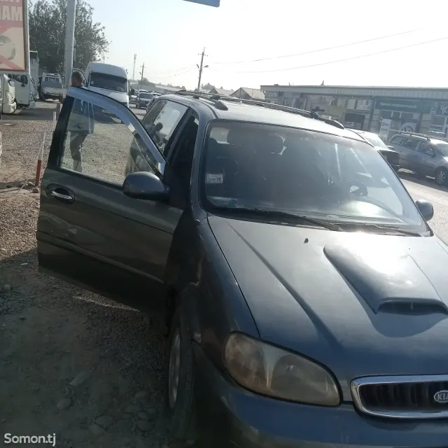 Kia Carnival 2000 · 2.9 MT