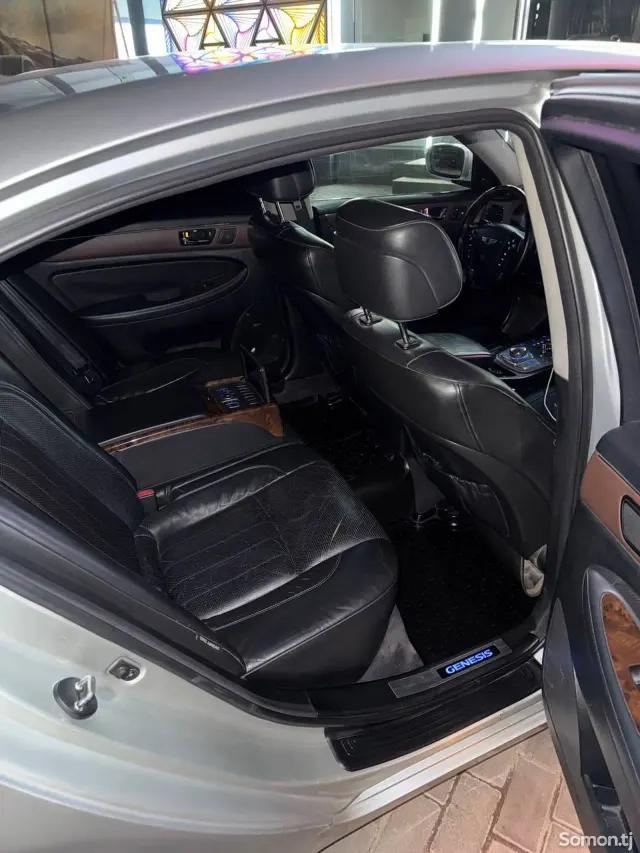 Hyundai Genesis 2008 · 3.8 AT