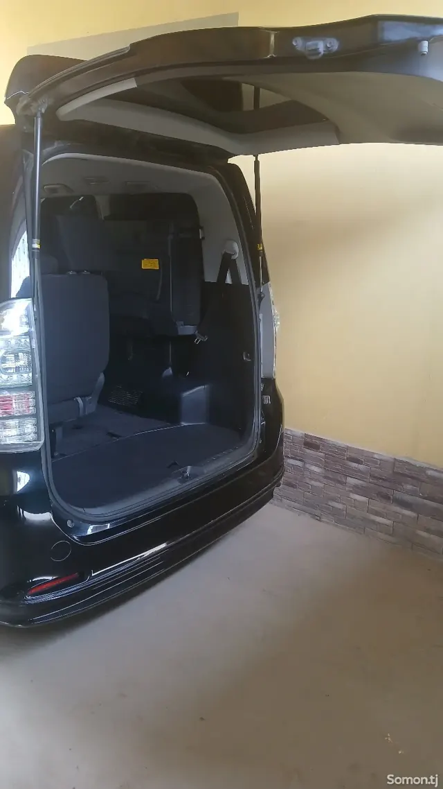 Toyota Voxy 2010 · 2.0 AT