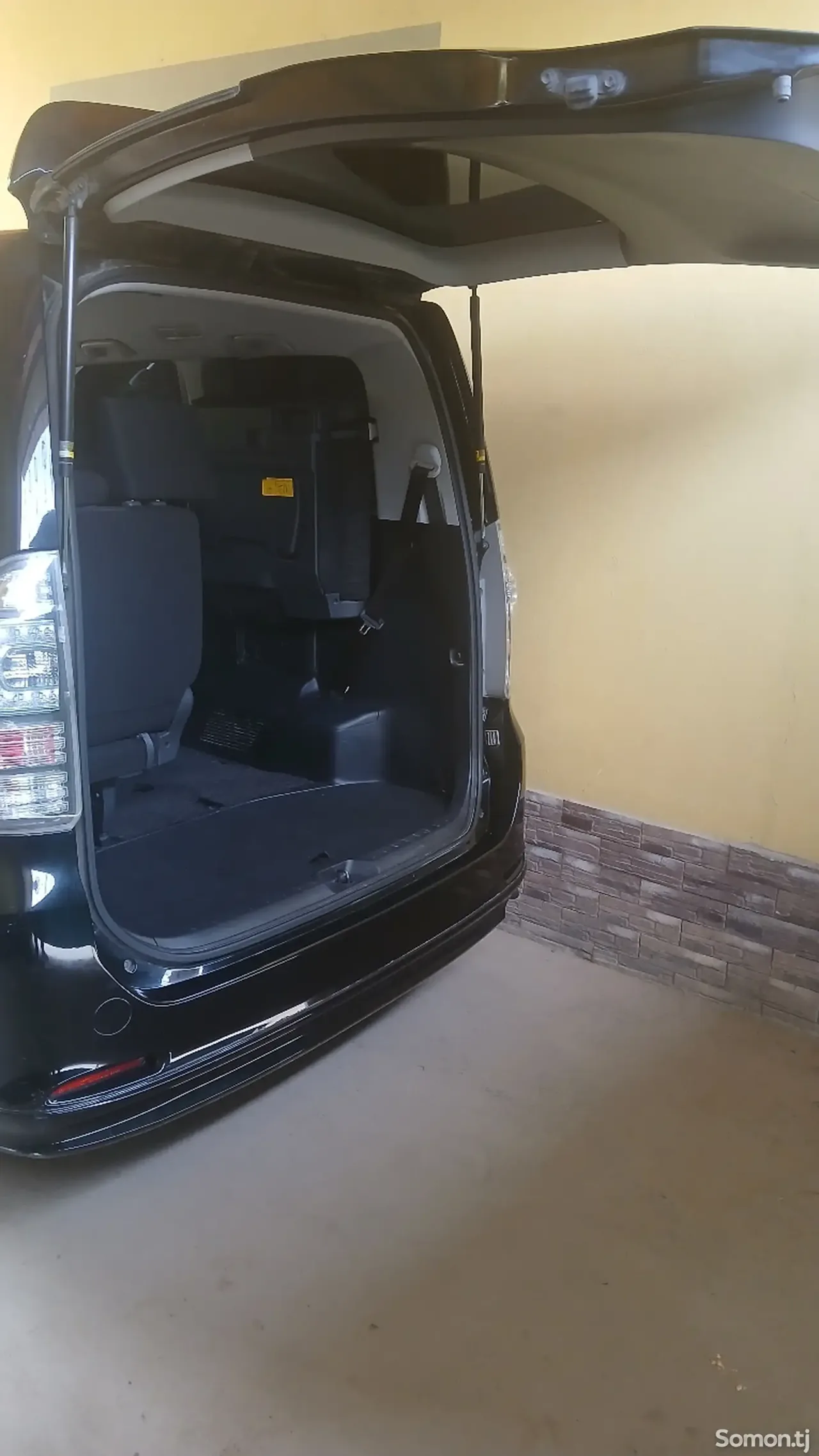 Toyota Voxy 2010 · 2.0 AT