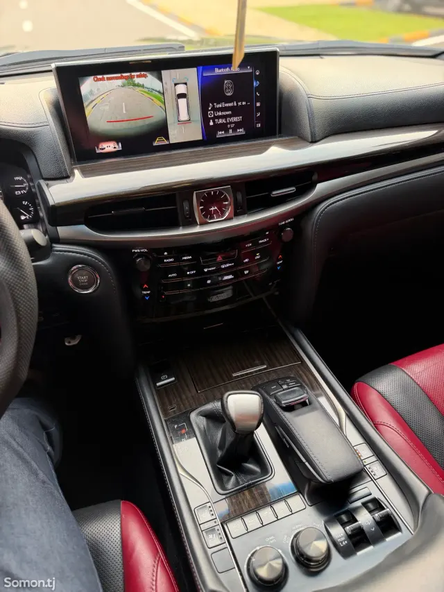 Lexus LX series 2017 · 5.7 AT