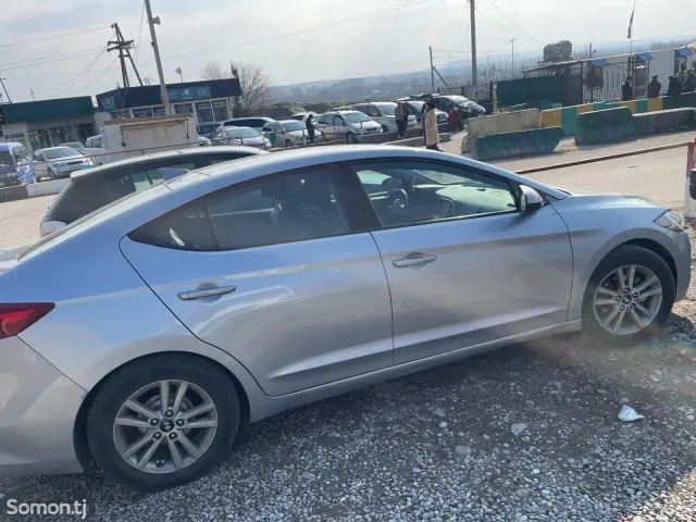 Hyundai Elantra 2017 · 2.0 AT