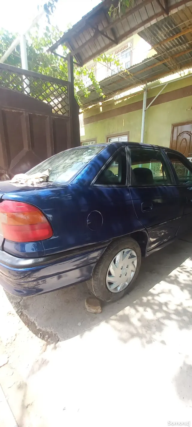 Opel Astra F 1994 · 1.6 MT