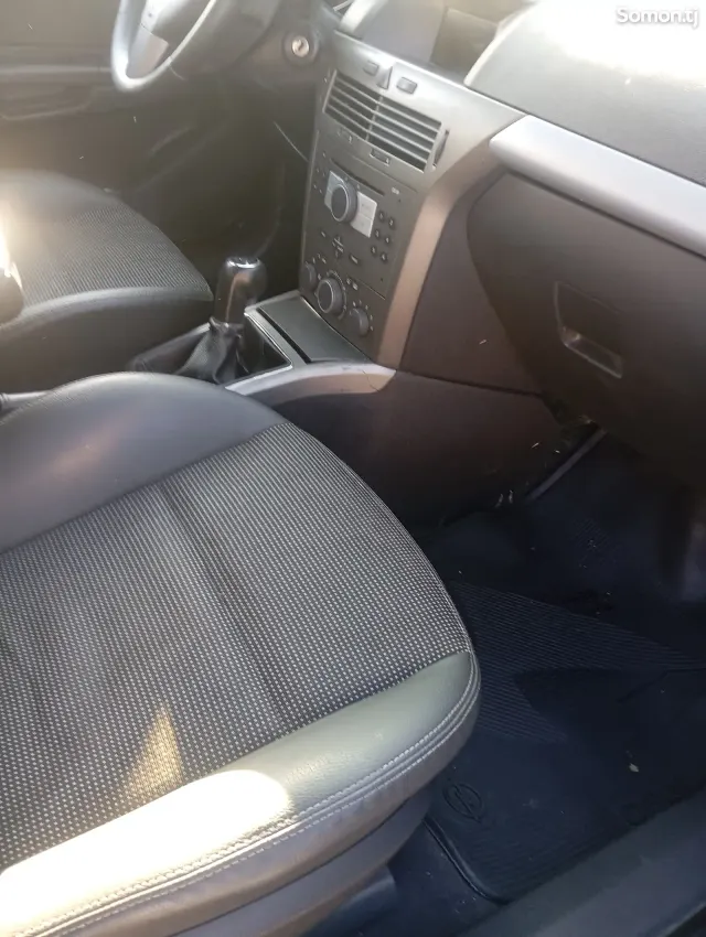 Opel Astra H 2006 · 1.7 MT