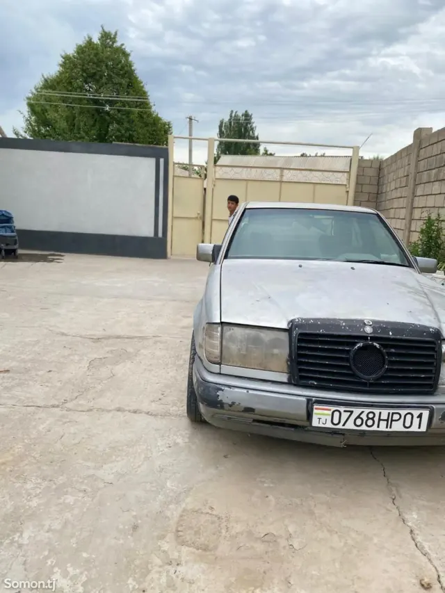 Mercedes-Benz W124 1992 · 2.4 MT