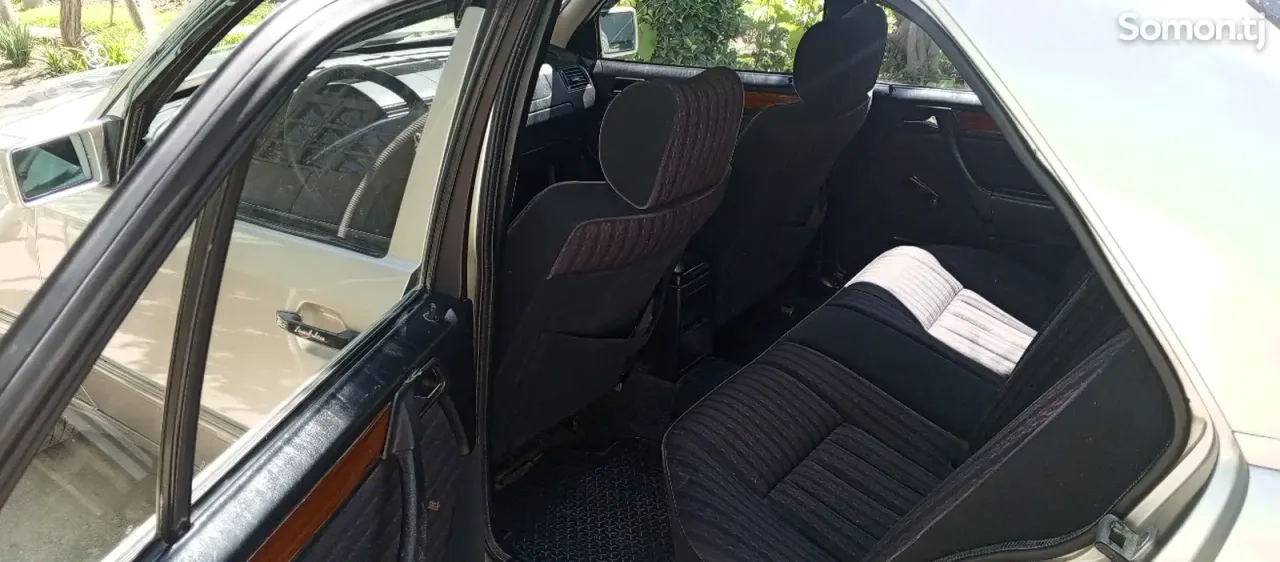 Mercedes-Benz W124 1985 · 2.4 AT