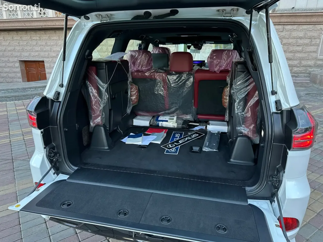 Lexus LX series 2022 · 5.7 AT