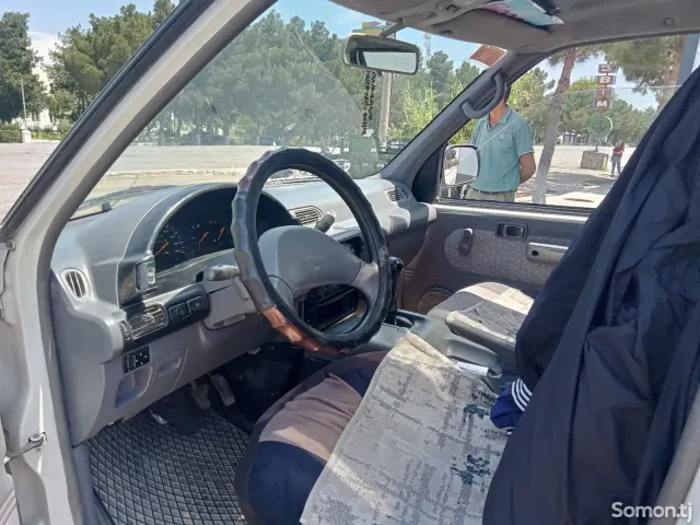 Nissan Serena 1995 · 1.8 MT