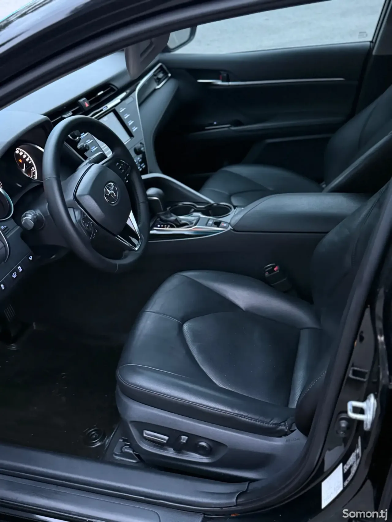 Toyota Camry 2020 · 2.0 AT