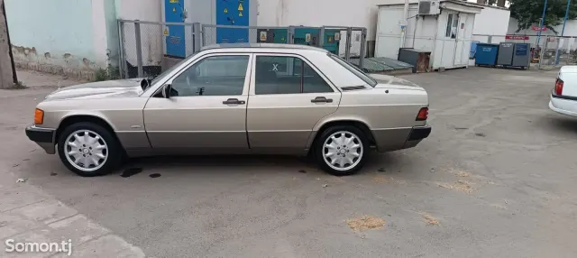 Mercedes-Benz W201 1989 · 2.2 MT