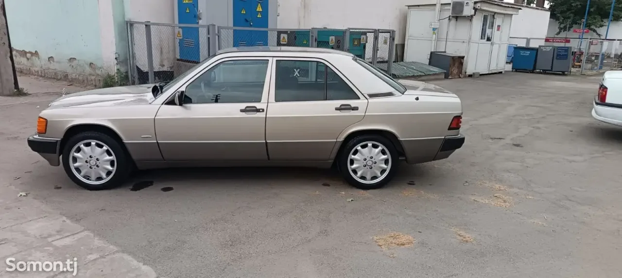 Mercedes-Benz W201 1989 · 2.2 MT