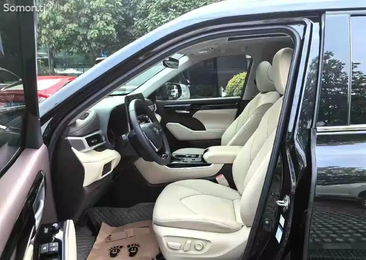 Toyota Highlander 2022 · 2.5 AT