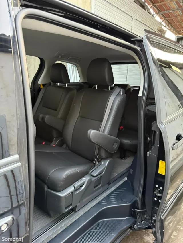 Toyota Estima 2014 · 2.4 AT