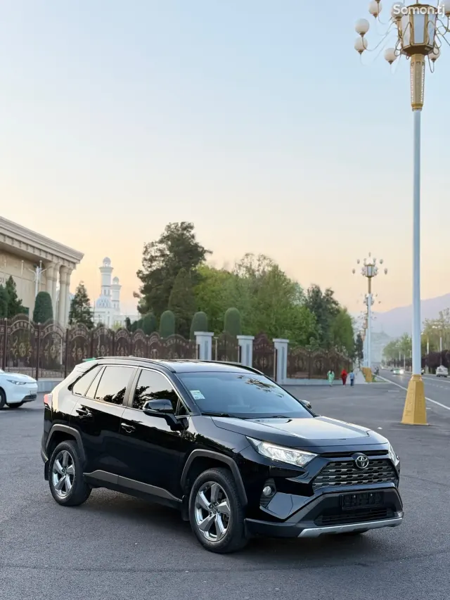 Toyota RAV 4 2020 · 2.5 AT