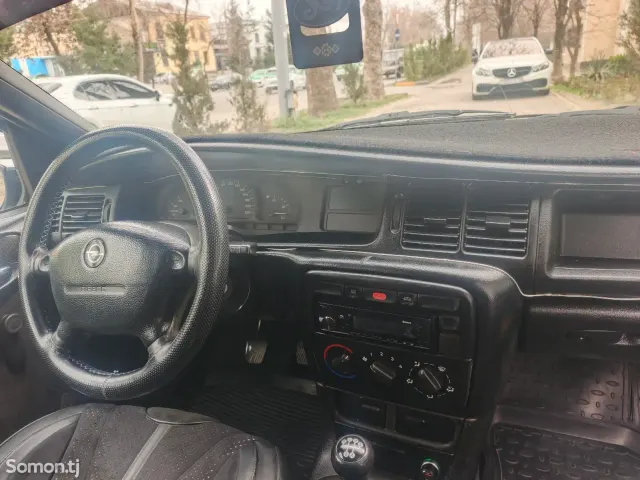 Opel Vectra B 1996 · 1.6 MT