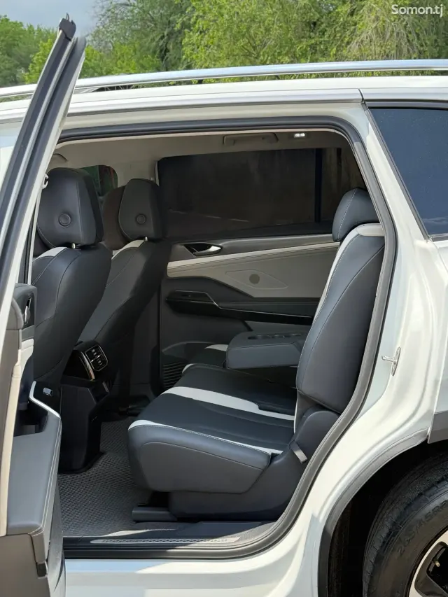 Volkswagen ID.6 2023 · AT