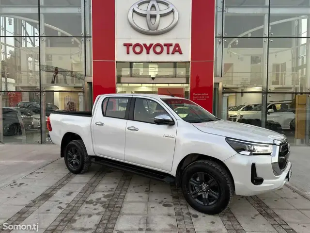 Toyota Hilux 2025 · 2.4 MT