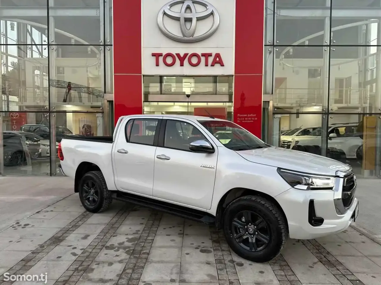 Toyota Hilux 2025 · 2.4 MT