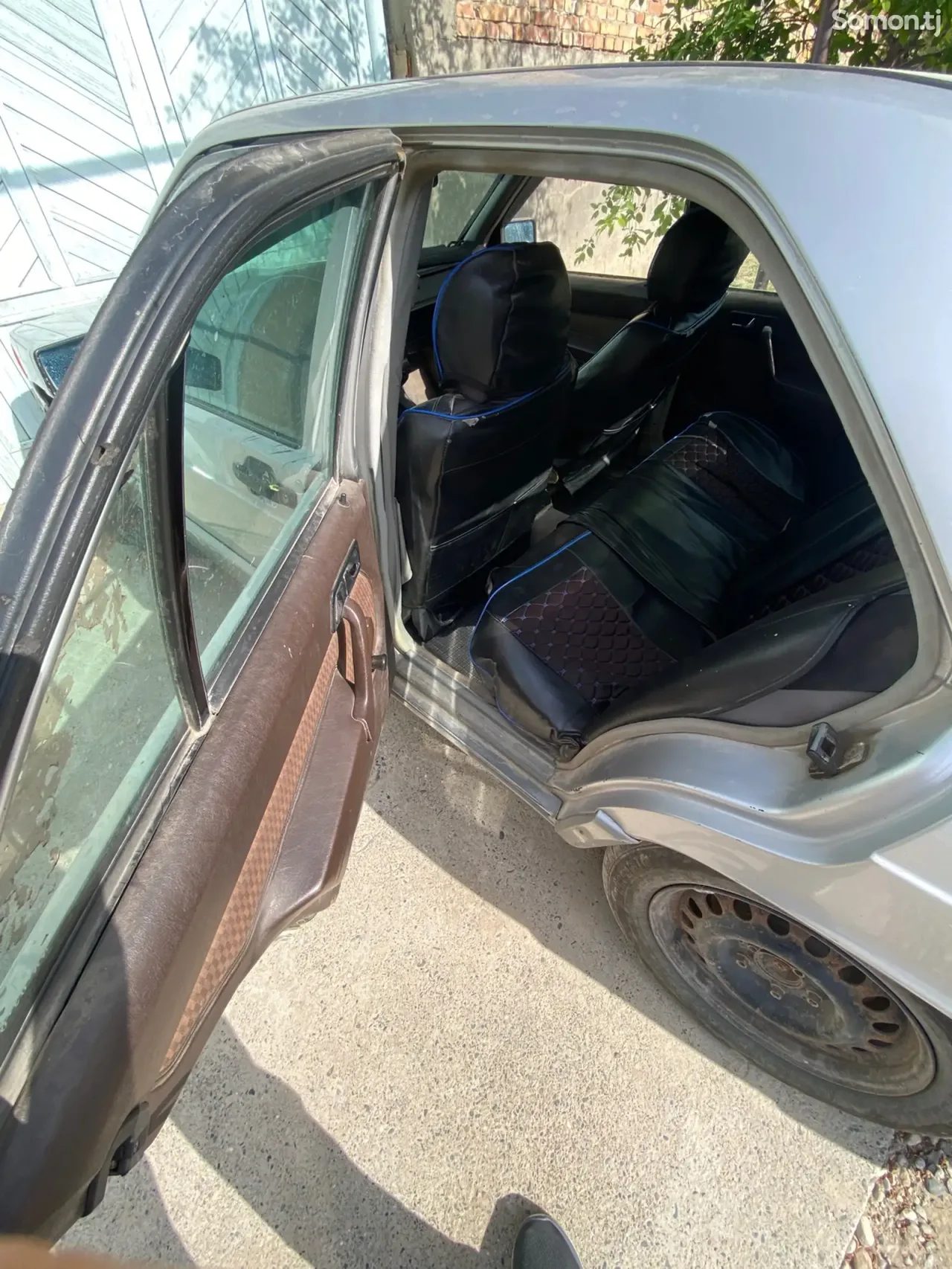 Mercedes-Benz W124 1989 · 2.0 MT