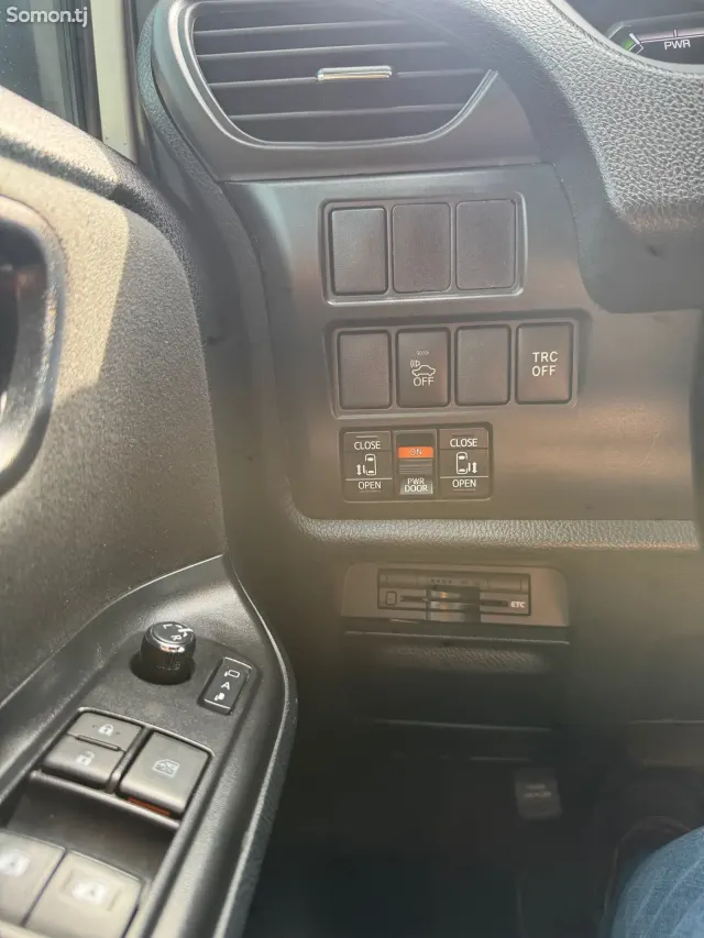 Toyota Voxy 2015 · 1.8 AT