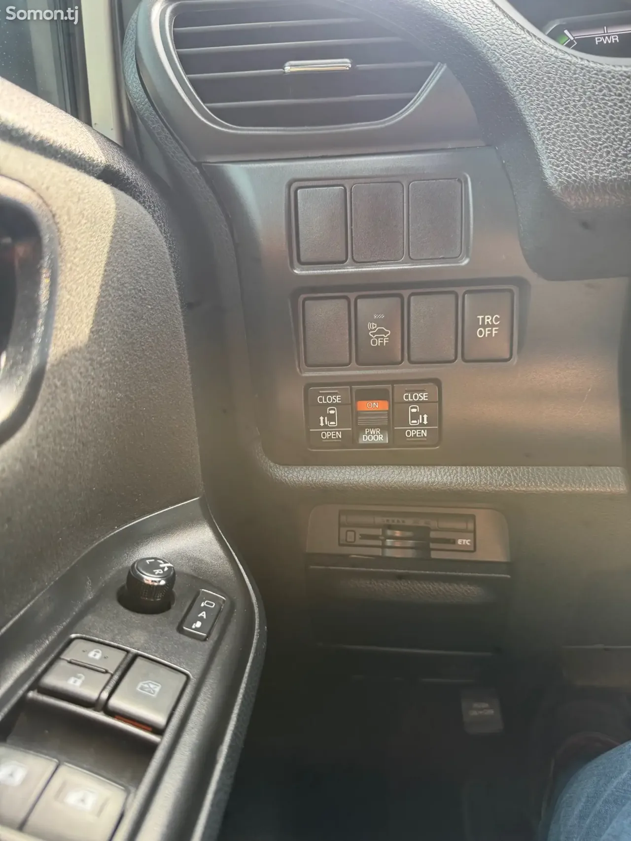 Toyota Voxy 2015 · 1.8 AT