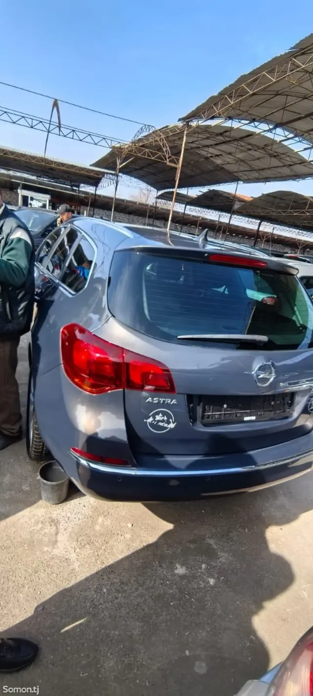 Opel Astra J 2016 · 1.4 MT