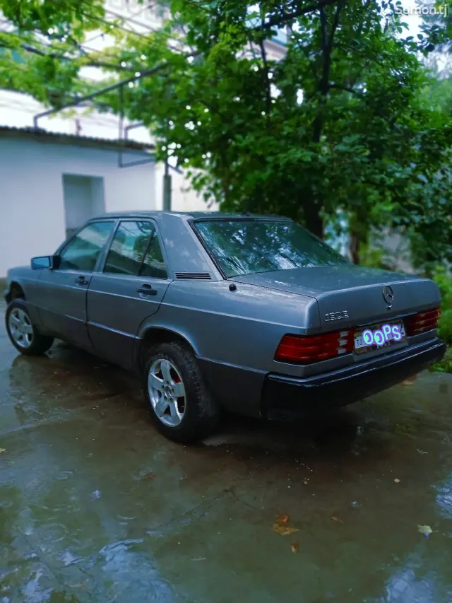 Mercedes-Benz W201 1990 · 1.8 MT