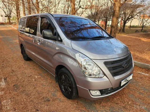 Hyundai Staria 2015 · 2.5 AT