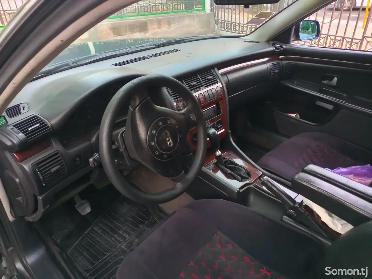 Audi A8 1995 · 3.7 MT