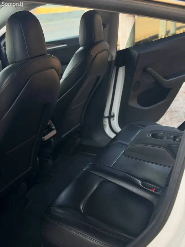 Tesla Model Y 2021 · AT
