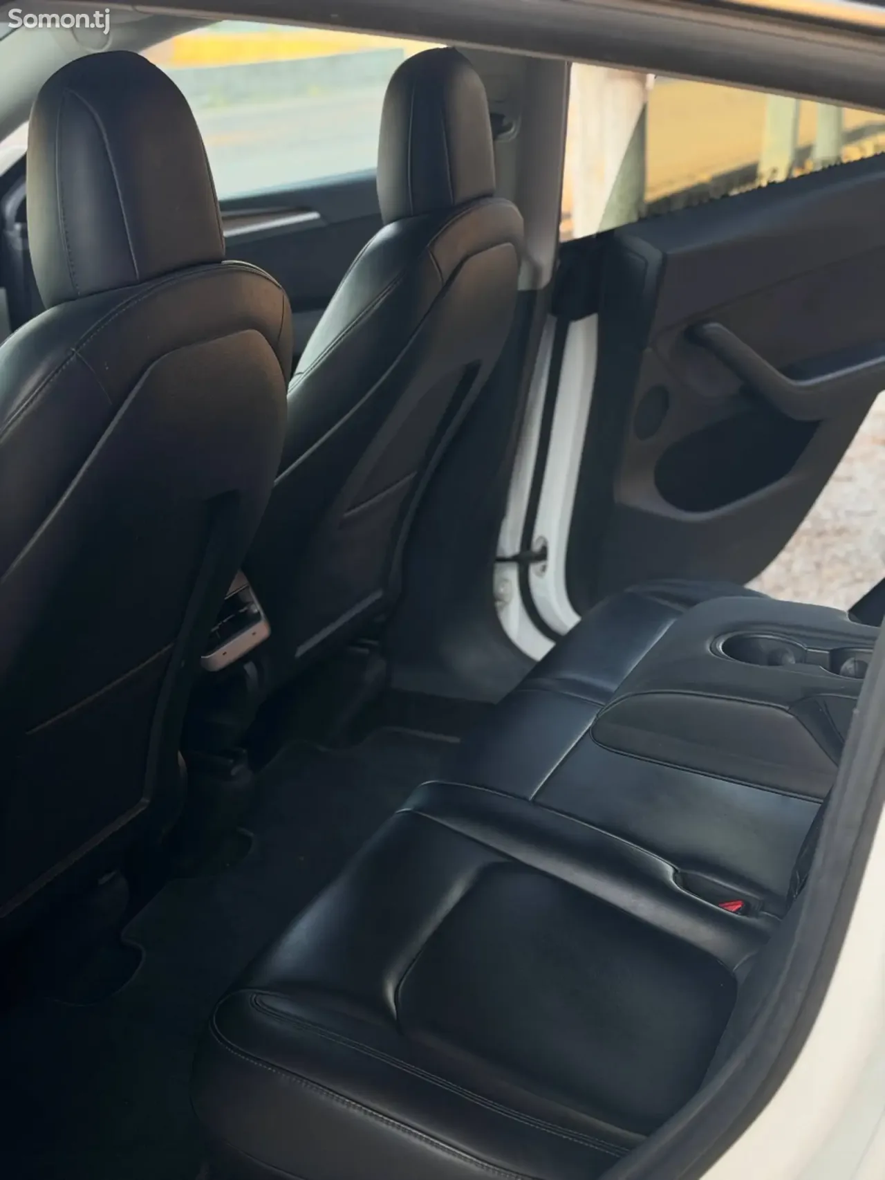 Tesla Model Y 2021 · AT