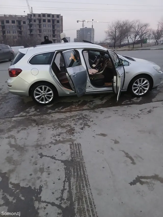 Opel Astra J 2011 · 1.7 MT