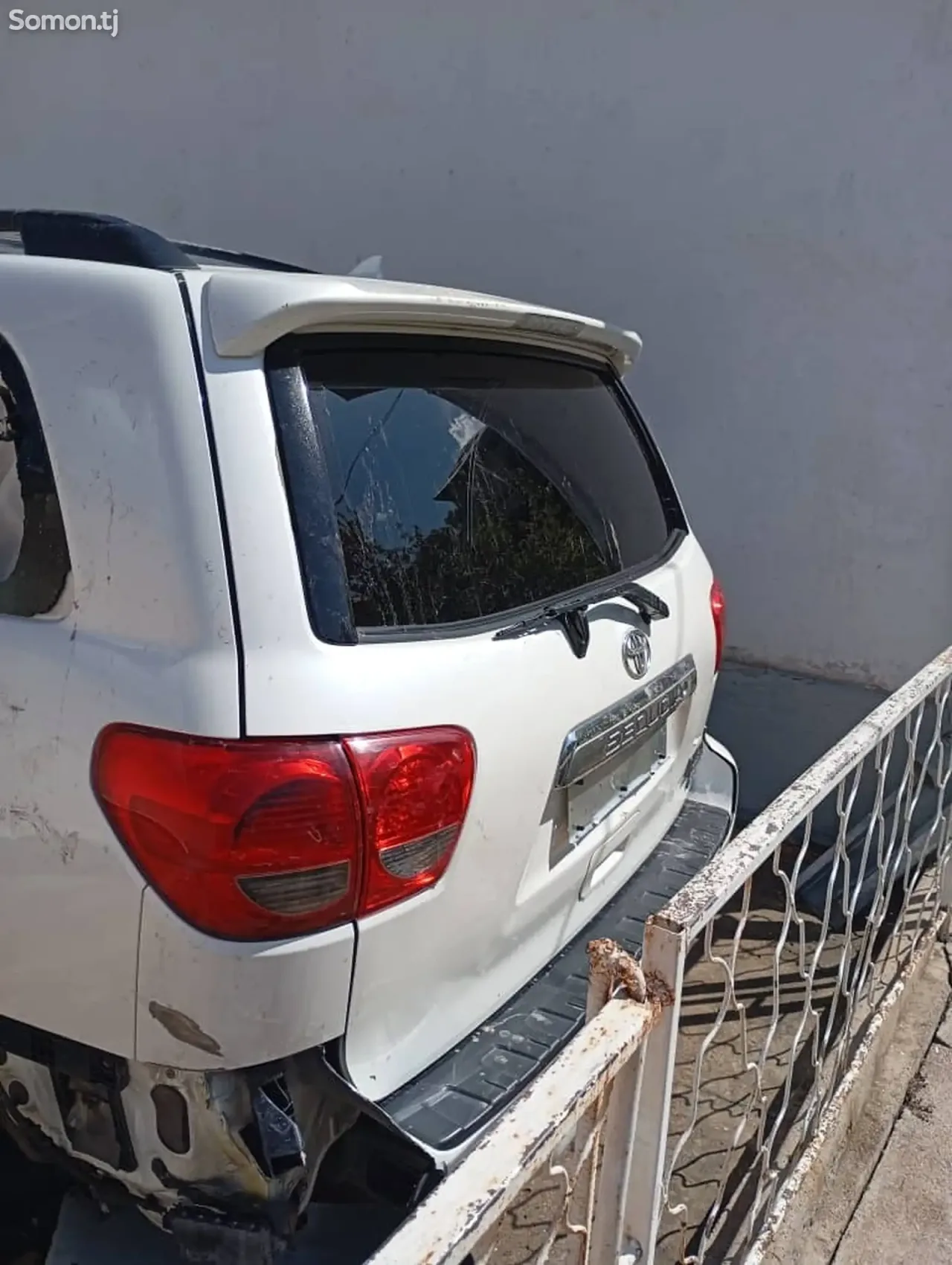 Toyota Sequoia 2013 · 5.7 AT
