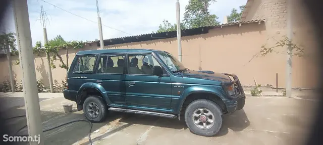 Mitsubishi Pajero 1996 · 2.7 MT