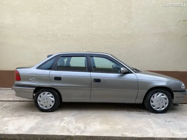 Opel Astra F 1995 · 1.6 MT