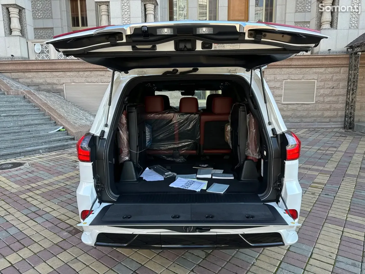 Lexus LX series 2022 · 5.7 AT